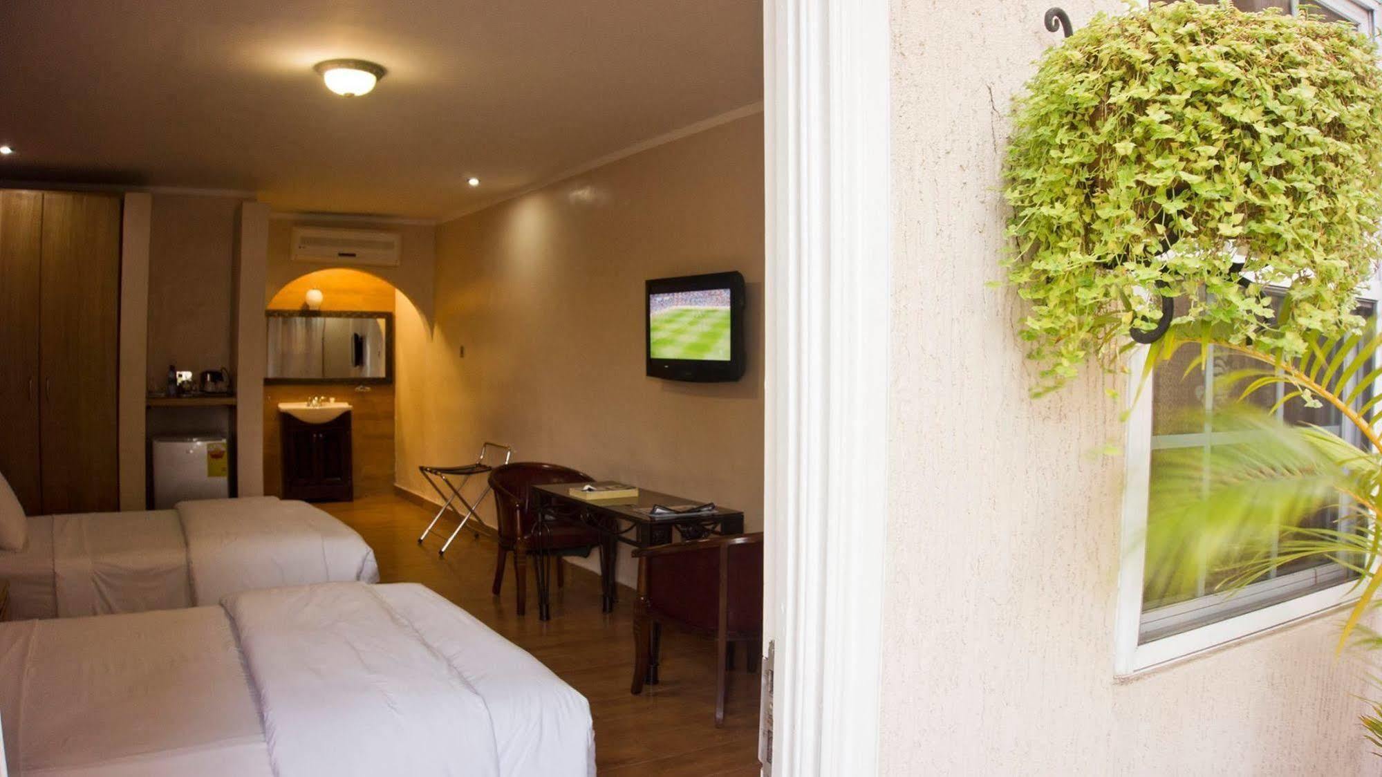 Tropical Enclave Hotel Accra Bagian luar foto