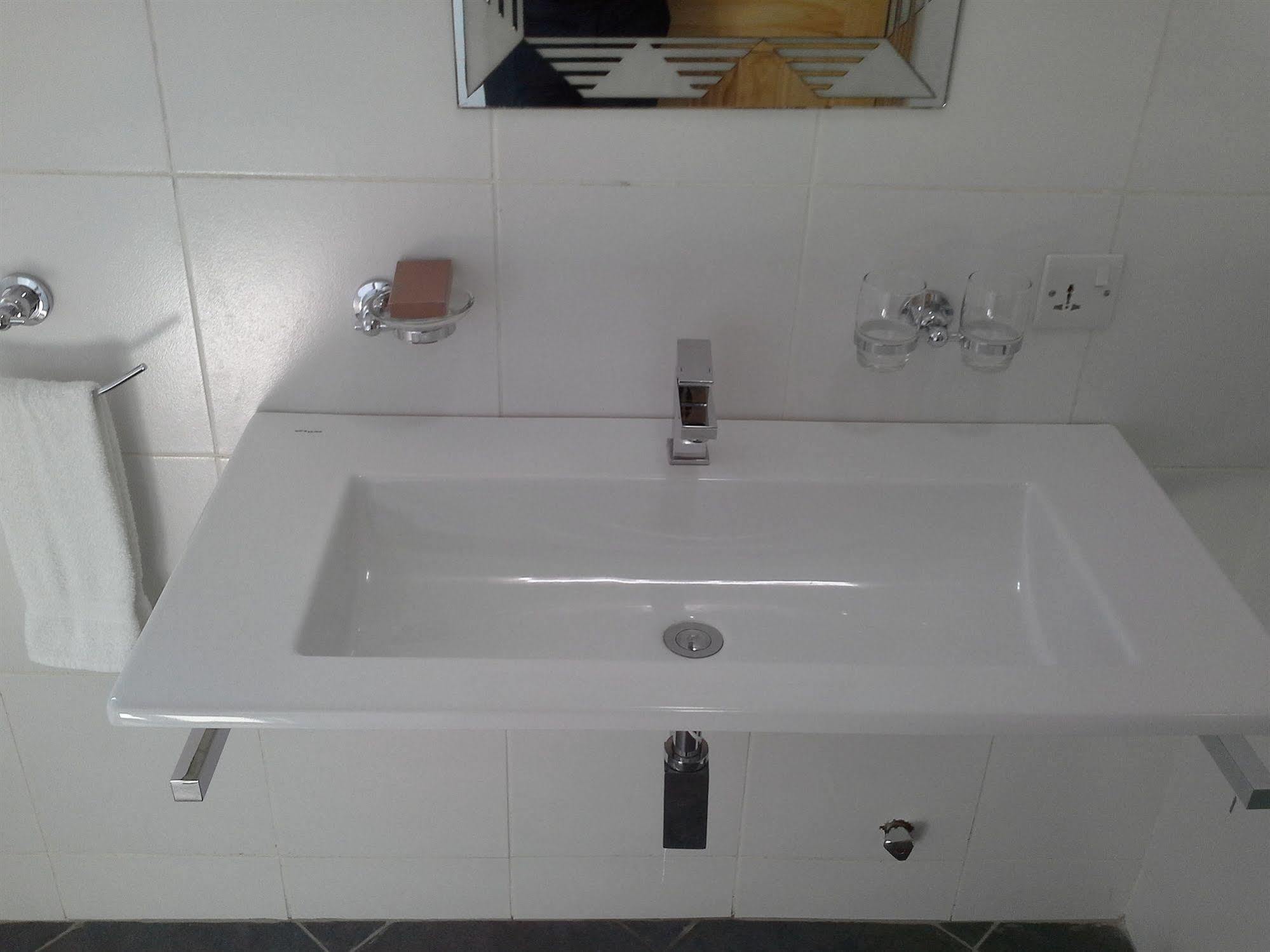 Tropical Enclave Hotel Accra Bagian luar foto