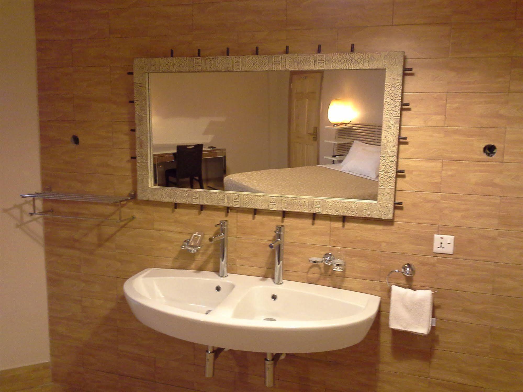 Tropical Enclave Hotel Accra Bagian luar foto
