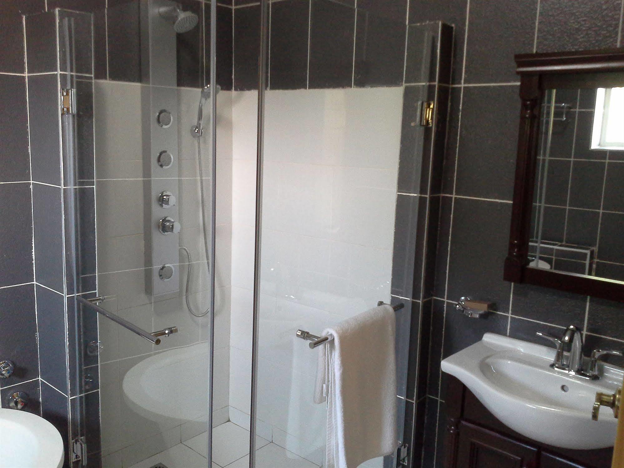 Tropical Enclave Hotel Accra Bagian luar foto