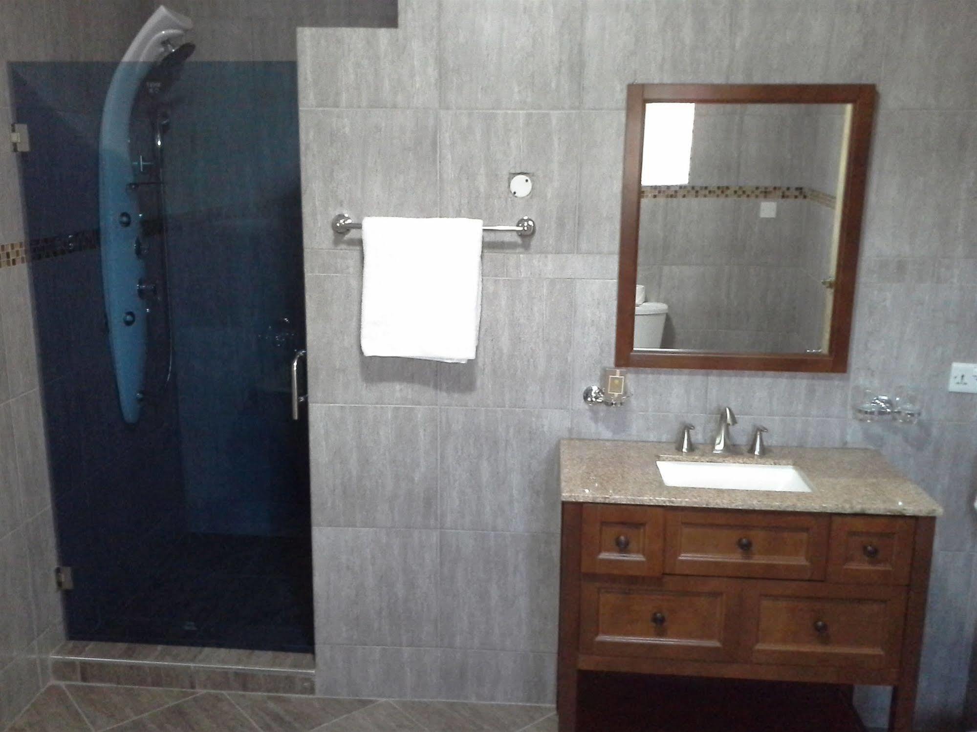 Tropical Enclave Hotel Accra Bagian luar foto