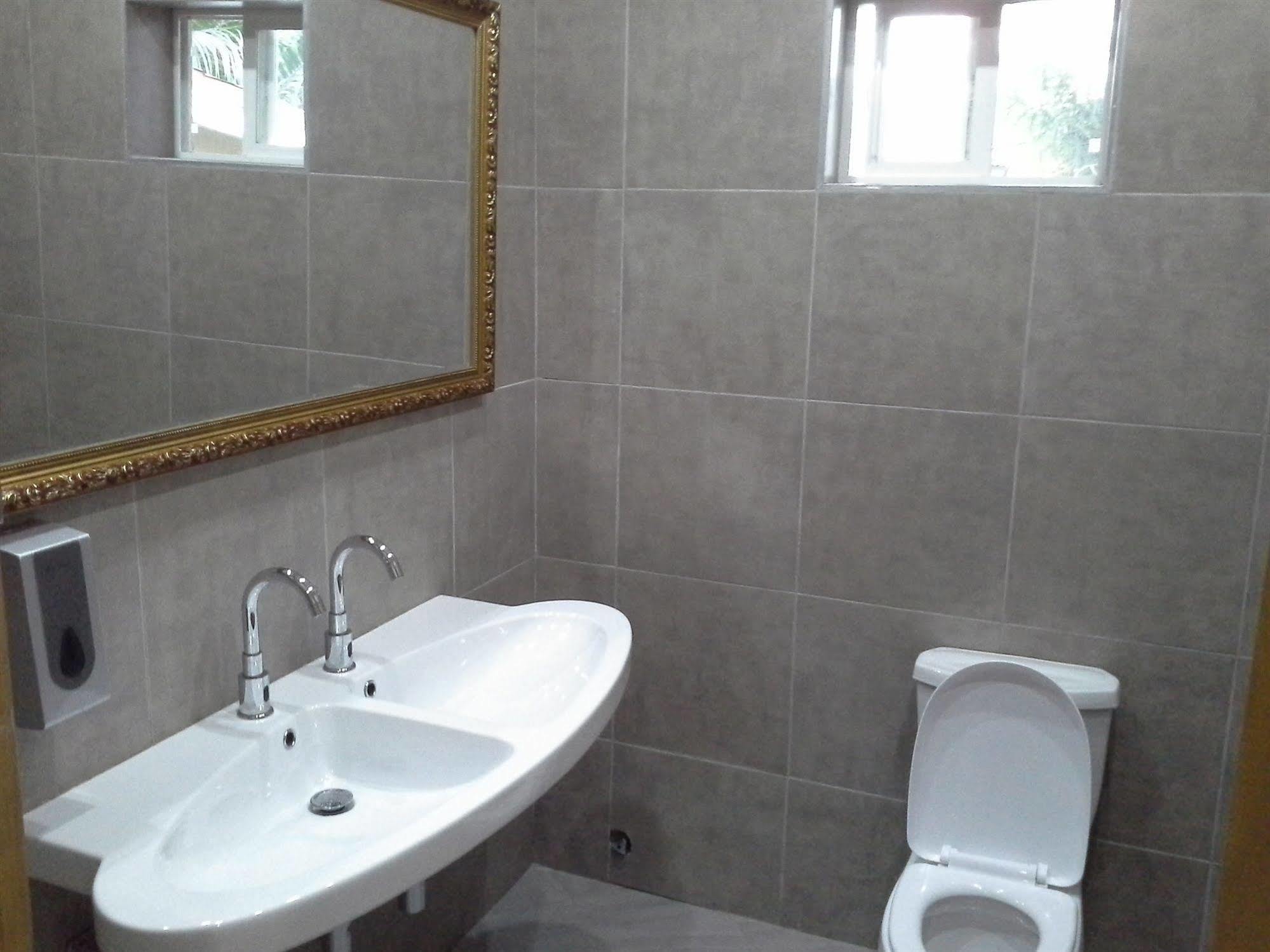 Tropical Enclave Hotel Accra Bagian luar foto