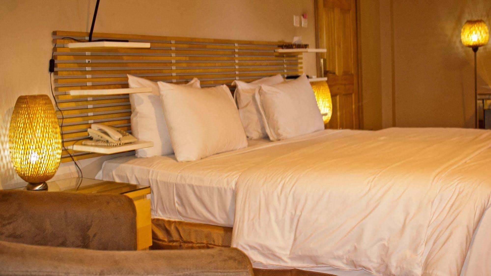 Tropical Enclave Hotel Accra Bagian luar foto
